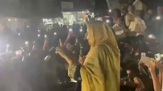 "ایجینسیاں بہت محنت کررہی ہیں آپ کو آپس میں لڑوانے میں، لوگوں کو آپس میں لڑاوانا ان کی مہارت ہے آپ نے ان کے اس جال میں نہیں پھسنا،یہ آپ کو آپ کے ممبران اسمبلی سے لڑاؤ رہے ہیں۔آپ کے ممبران اسمبلی ڈرے ہوئے ہیں کہ لوگ ان کے ساتھ نہیں نکلیں گے آپ نے ان کو ووٹ دیا ہے انہیں جاکر بتائیں کہ ہم نکلنے کو تیار ہیں"۔علیمہ خان Aleema Khanum #خان_کے_لیے_متحد