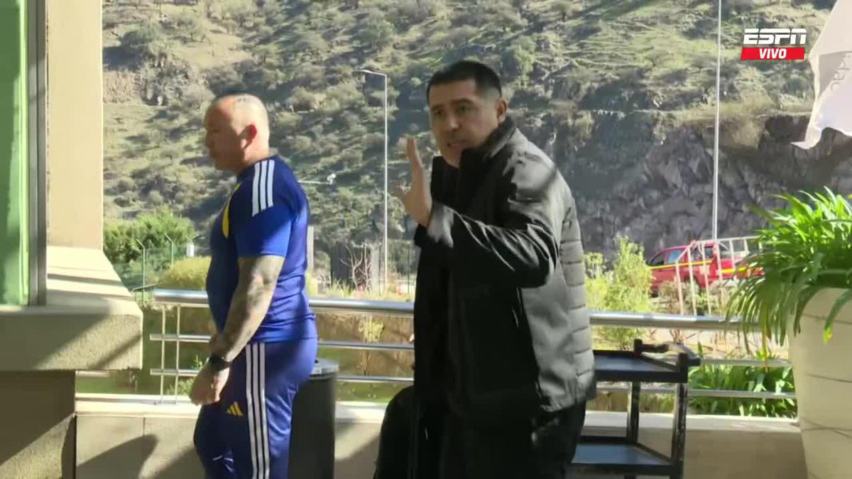 ✅Juan Román #Riquelme llegó a Chile y acompaña a la delegación Xeneize en Rancagua en la previa vs O'Higgins.