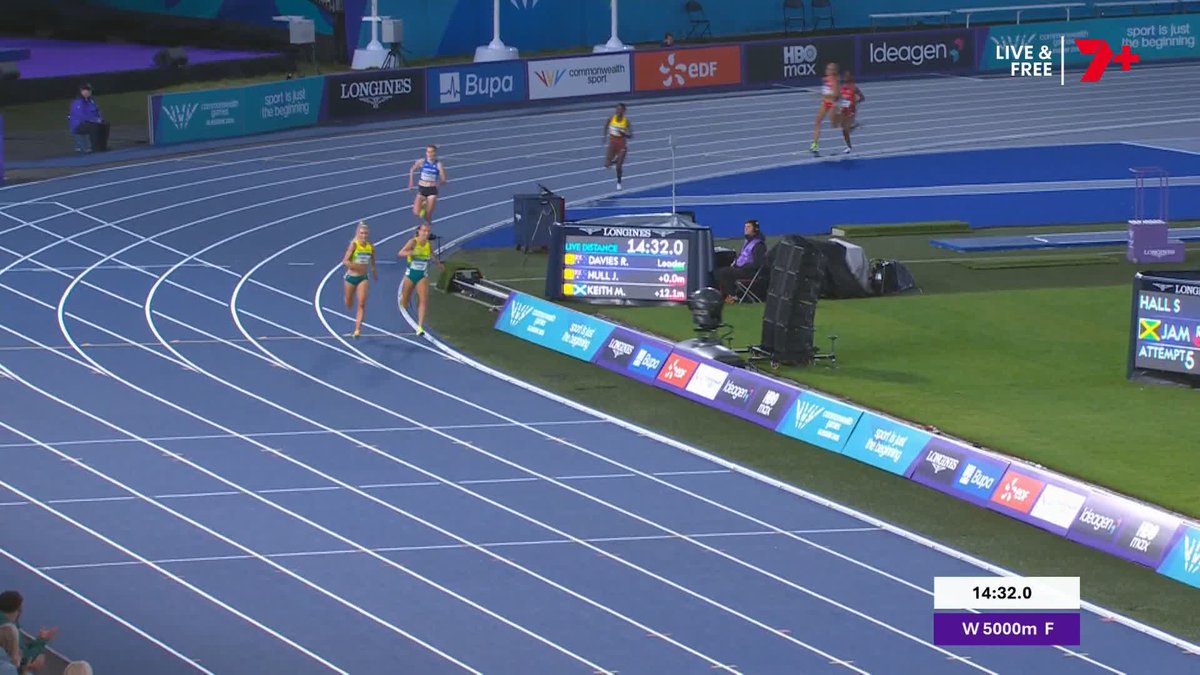 WOW. Rose Davies wins the 5,000 after a battle with Jess Hull down the straight! What a finish 🤯