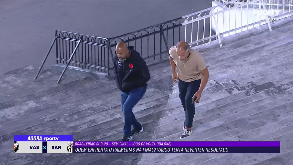 De olho na base! Diretor de futebol do Vasco, Felipe Maestro está em São Januário para acompanhar o jogo de volta da semifinal do Brasileirão sub-20, contra o Santos. #Futebol #BrasileirãoSub20 #Vasco #Santos
