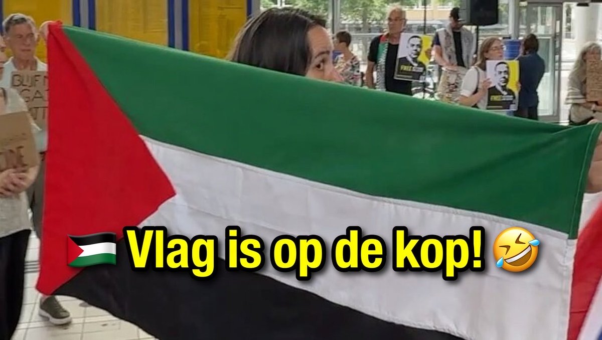 Als je zó druk bent met het blokkeren van de lens, dat je vergeet dat je je eigen vlag ondersteboven vasthoudt... 🇵🇸🤦♂️ Vlaggenkunde blijft een vak apart. En je doet dit ook pas drie jaar. Eén tactisch stapje opzij en we filmen gewoon weer door.