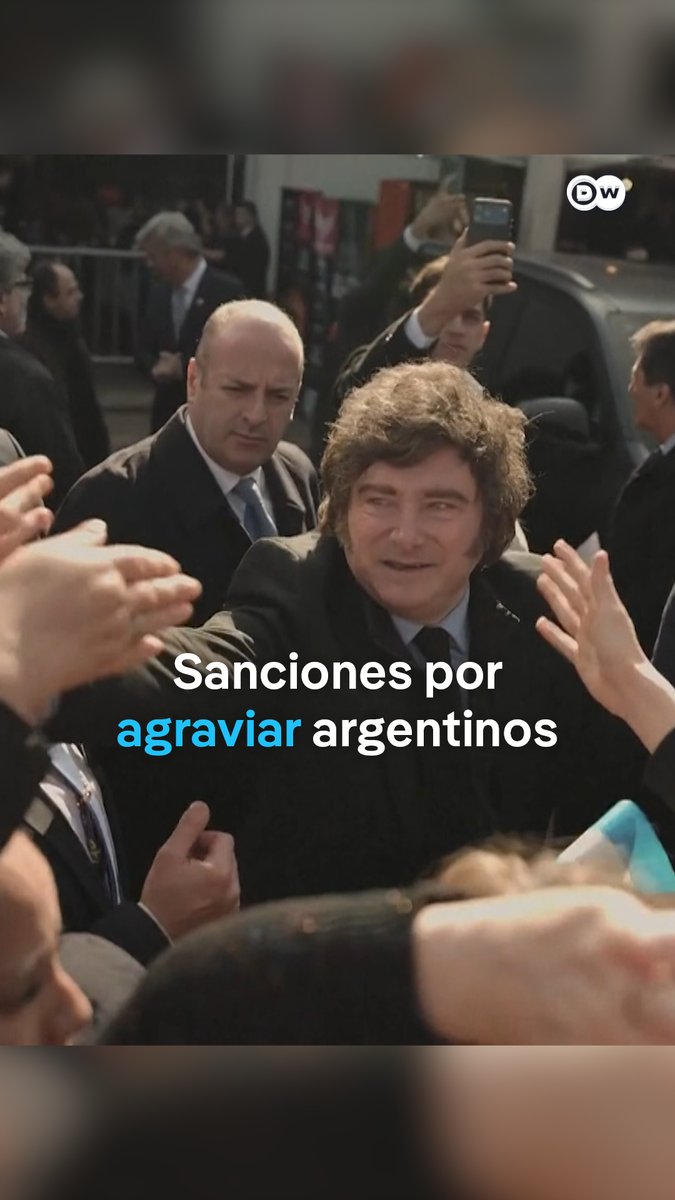 Milei firma decreto para expulsar a extranjeros que agravien a los argentinos e impedirá su entrada El presidente de Argentina, Javier Milei, prohibió, por decreto, la entrada al país de extranjeros que hayan agraviado a los argentinos, así como su expulsión si ya están dentro. El Gobierno argentino reacciona así a una supuesta campaña "anti-Argentina" tras el Mundial de fútbol 2026. El decreto, publicado este jueves en el Boletín Oficial, modifica la Ley de Migraciones. El Gobierno afirma, en la norma, que en los últimos tiempos han aumentado considerablemente los mensajes de odio y actos de hostilidad y menosprecio dirigidos específicamente contra el pueblo argentino, su cultura y su identidad nacional.