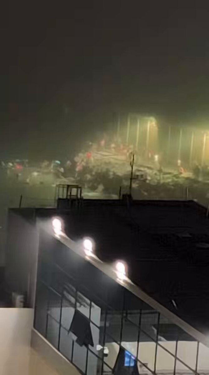🇪🇸 | Esto es ahora mismo en Ceuta, 1 AM. Siguen ingresando miles de inmigrantes marroquíes al sur de España. Esto ya es una toma a gran escala de la ciudad, prácticamente militar. Solo durante la tarde ingresaron más de 40 mil personas en una ciudad de 84 mil, imagínense ahora durante la noche. En menos de 24 horas, los españoles pasaron a ser una minoría en su propia ciudad. Jamás vi algo así.