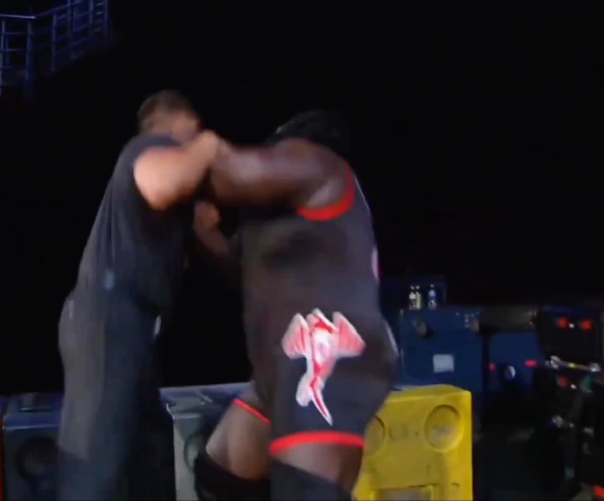 WHEN MARK HENRY DESTROYED THE SOUND TECHNICIAN FOR PLAYING BIG SHOW’S MUSIC TO DISTRACT HIM 😭 THE SOUND CREW WERE LEGIT TERRIFIED.