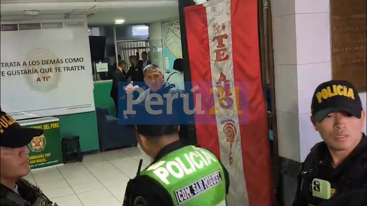 🔴 El diputado de Juntos por el Perú, Julián Pérez, salió enmarrocado de la comisaría tras permanecer varias horas detenido luego de ser acusado de agredir a su pareja. El político fue trasladado al área de medicina legal. ➡️ Más información en nuestra web: Video: Javier Zapata #JuliánPérez #PNP #JuntosPorElPerú #JPP