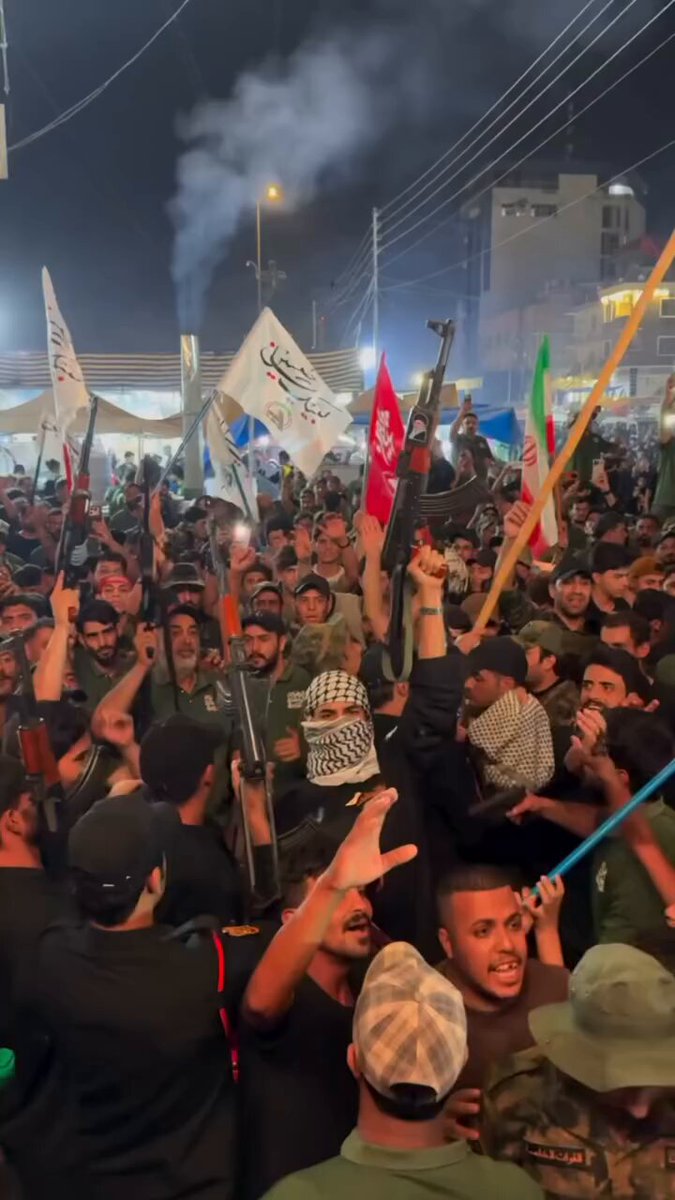 العلم الايراني، ورايات الحشد الشعبي، ومجموعة بنادق يهددون بها امريكا . جميع الدول تريد ابعاد نفسها عن الصراع، الا هؤلاء مصرون على ادخال البلد في المشاكل