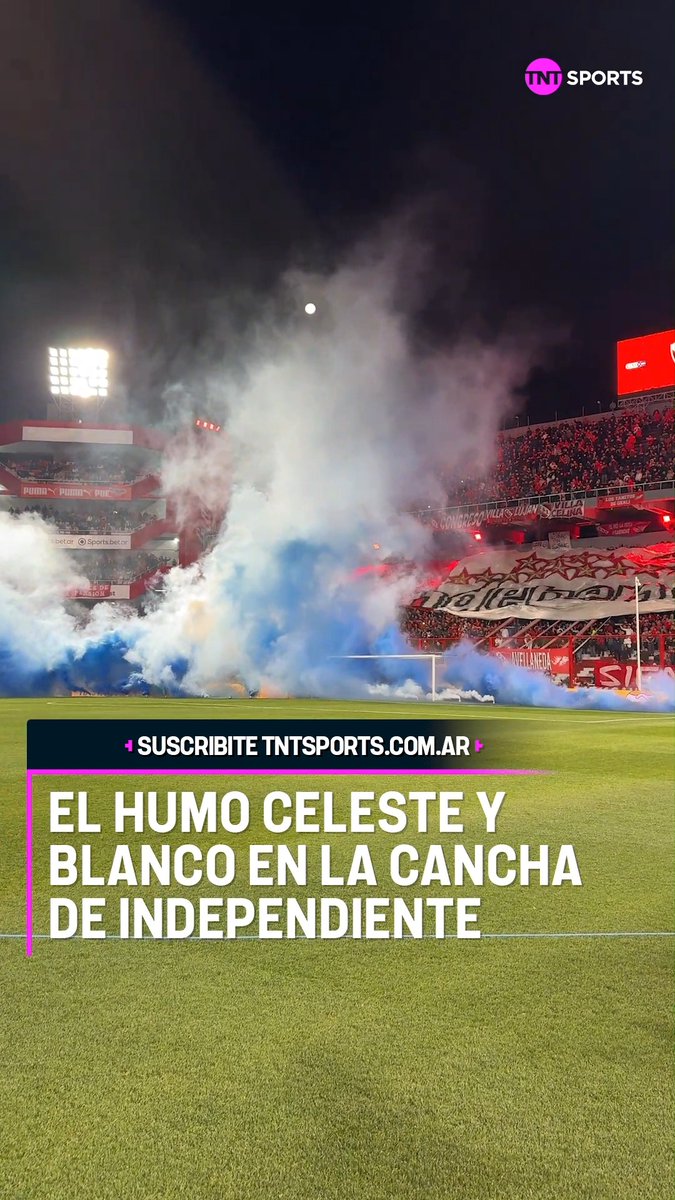 HOMENAJE A LA SELECCIÓN EN AVELLANEDA 🔴🇦🇷 Antes de Independiente vs. Newell's, el humo celeste y blanco apareció en agradecimiento a la Selección Argentina post Mundial.