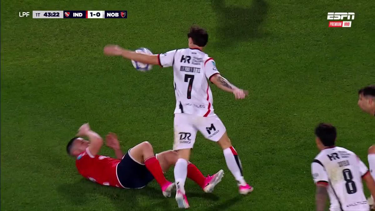 ¿Y ESTO? Todo Independiente pidió penal sobre el final del primer tiempo por esta mano de Mazzantti. ¿Qué te parece? 📺 ESPN Premium | Suscribite al Pack Fútbol en