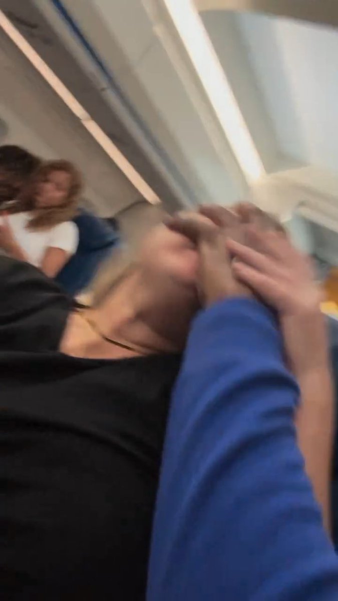 Agent Ratliff out here mushing White Women… 😂😭