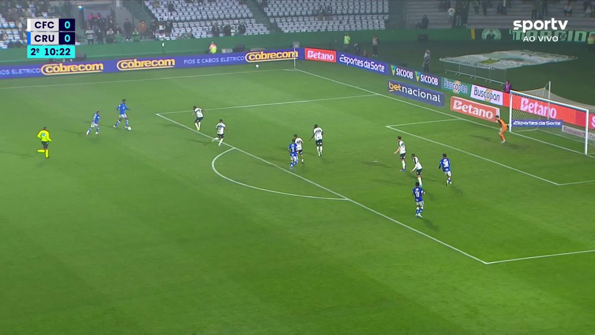 O gol perdido por Felipe Morais, do Cruzeiro, contra o Coritiba. 🎥 sportv | ge