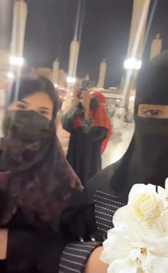 ذولي كيف داخلين الحرم وهم مطلعين شعورهم وجسمهم كذا المكان له احترامه