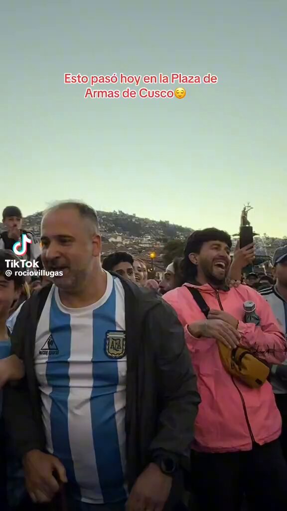Los argentinos bien dignos porque no permitirán la entrada a los extranjeros ingratos Pero los argentinos si pueden ofender a los peruanos cantandoles "La puta que te parió" en territorio peruano O a los españoles gritarles en Madrid "Hijos de puta"