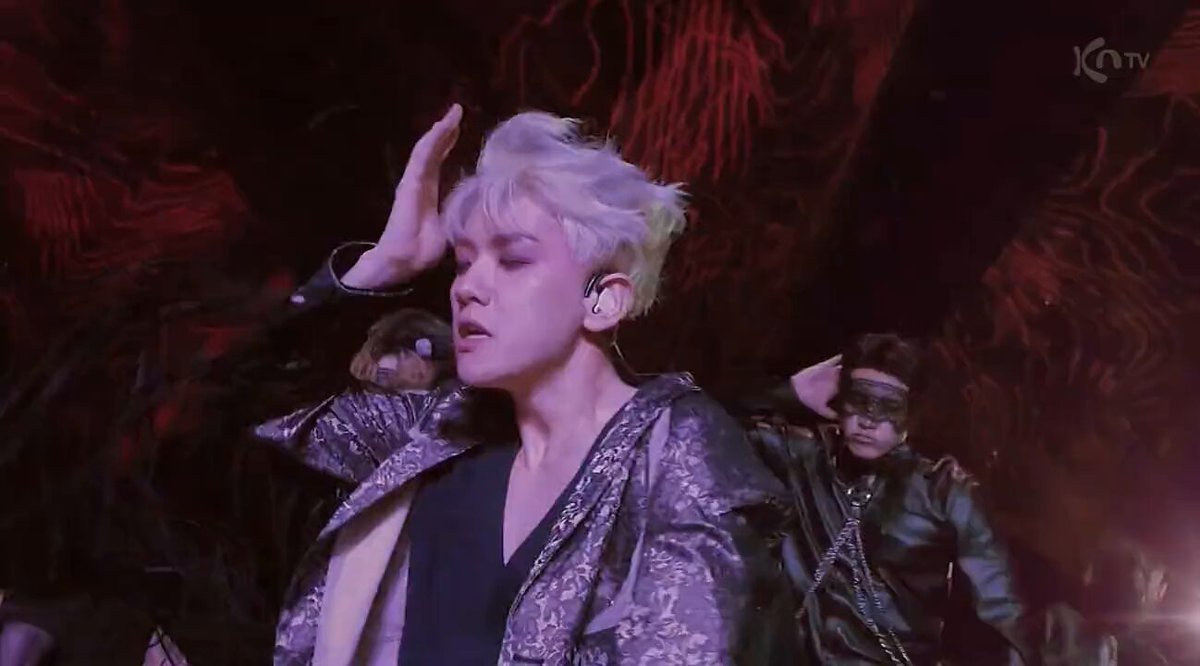 sebelom era psycho baju merah, kita punya the demon psycho. baekhyun, this look deserves a comeback gak sih….😔