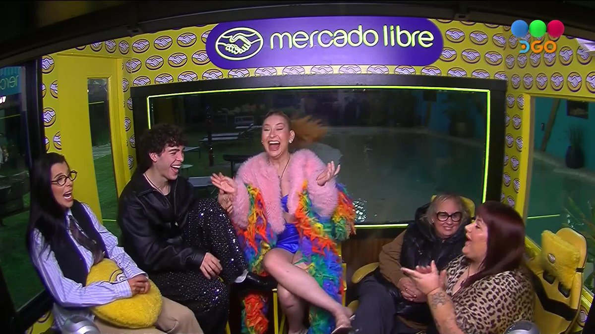 Pico entre Campanita y Juanicar ¿Qué nombre le ponemos a este ship? 🥰😘 👉Contratá DGO: y no te pierdas un minuto de lo que pasa en #GranHermano #GeneraciónDorada 📺🌟 #GHxDGO