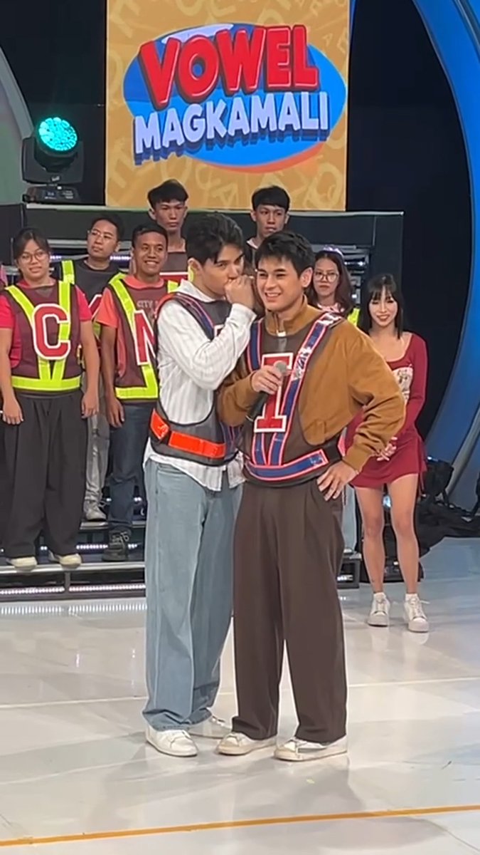 Todo coaching si #AllenAnsay kay #DustinYu para sa pagpapakilig kay #BiancaDeVera! 🤭💜 Pero ang tanong: effective kaya? 😭✨ Watch #TiktoClock every 11:00 a.m. from Monday to Friday on GMA!