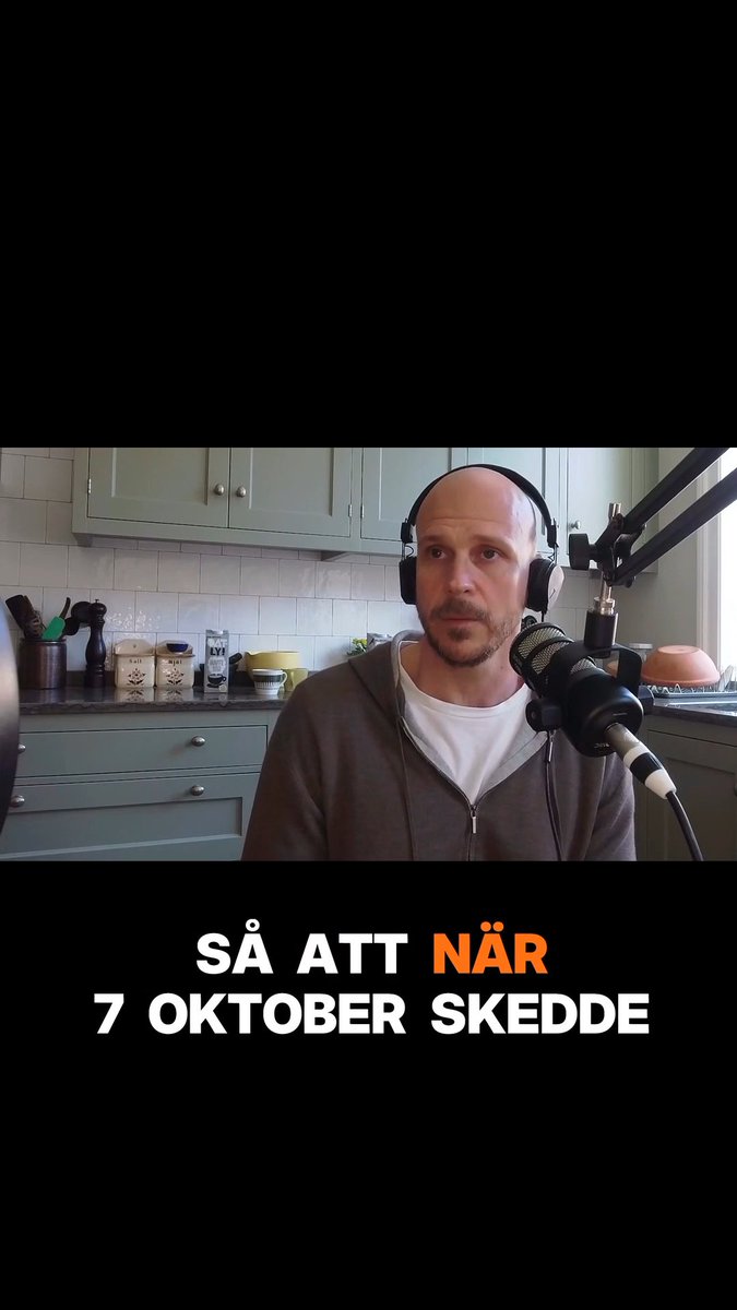"När 7 oktober 2023 skedde så blev jag livrädd", säger Gustaf Skarsgård. Varför blev han livrädd? "Jag tänker att nu kommer de att använda det här för att eskalera sitt folkmord. Och det var precis så det blev", säger han i podden. Gustaf Skarsgård hade före den 7 oktober läst på om konflikten och blivit medveten om det palestinska folkets lidande under staten Israel. Han förvånades allt mer över vad han hörde om konflikten i offentligheten. Varför reflekterades det palestinska lidandet inte i tidningar, i nyhetsinslag och i filmer på bio? Skarsgård såg diskrepansen mellan verkligheten och den bild som presenterades för honom och undrade vad som pågick. Lyssna på hela samtalet i Gad World. Och glöm för allt i världen inte att bli prenumerant. Framåt kommer podden publiceras i Gad World fem dagar tidigare än på andra ställen där poddar finns – exklusivt för Gad Worlds prenumeranter.