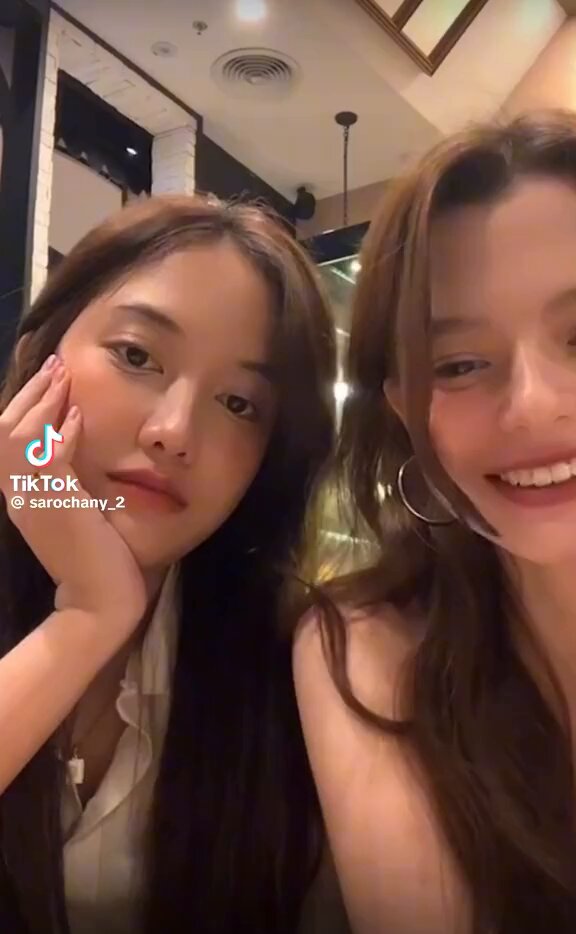 matching cp necklackes, constant touches, feeding eo, talking in their baby voices, being so gentle with eo, giggling non stop 🙂‍↔️ oh the bingsu date, you will always be famous in my house