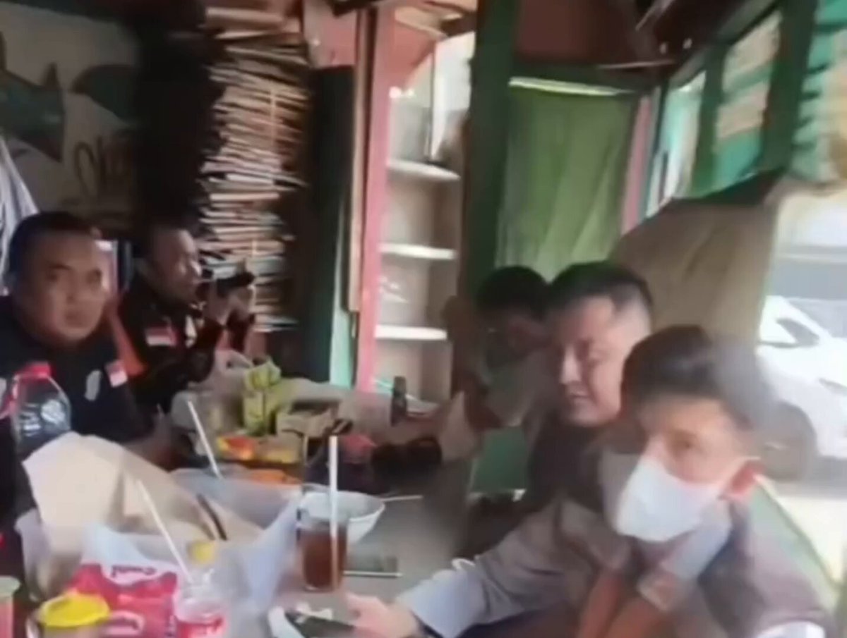 Ini sih bukan Pungli lagi, tapi BEGAL!! Rakyat Banting tulang Ampe keluar keringet dingin "Bayar Pajak" demi ngegaji &amp; ngasih seragam kalian,malah kalian RAMPOK! DASAR BGST KELEN SEMUA!! 📹: Sambil ngopi dan nongkrong di warung Oknum Dishub Bekasi diduga Palak Supir Rp 1,7jt