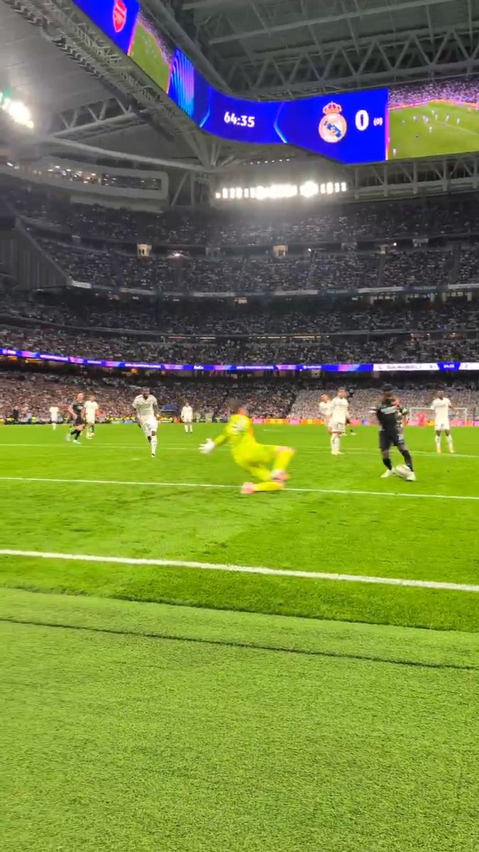 🔴⚪️ Pure limbs from Saka leaving the Madrid fans silent at The Bernabéu 💯⚪️🔴