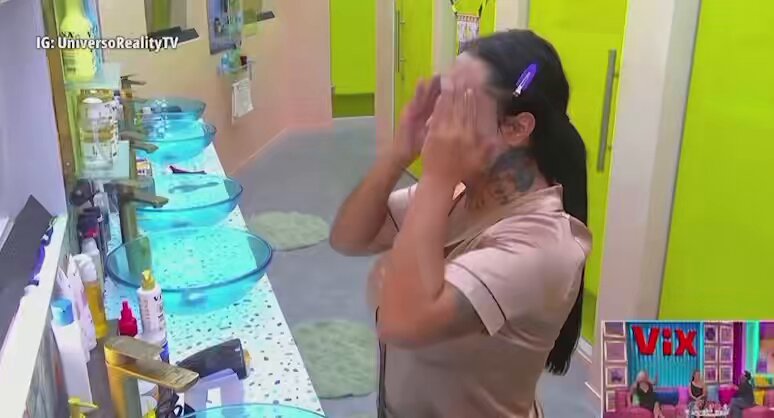 a mi me vale lo q digan, siento que lo está haciendo EXCELENTE pq es graciosa pero no se siente para nada forzada de que todo el tiempo tiene que sacar el chiste o estar insultando mujeres de “broma”. mi licenciada me está ENCANTANDO #LaCasaDeLosFamososMx