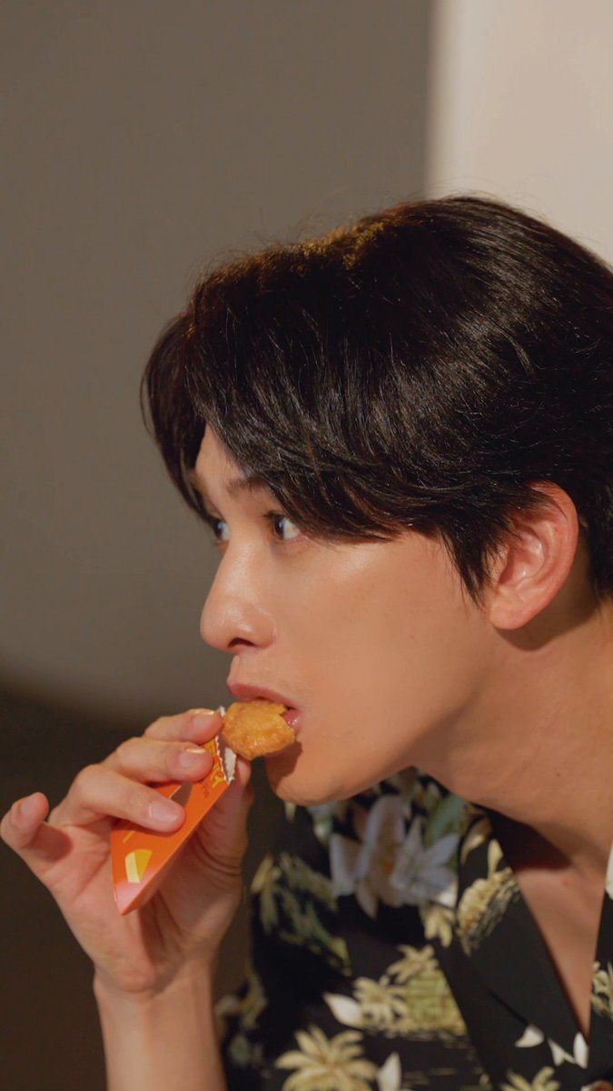 チーズベーコンポテトパイを食べている町田さんを、こっそり撮ってみた #町田啓太