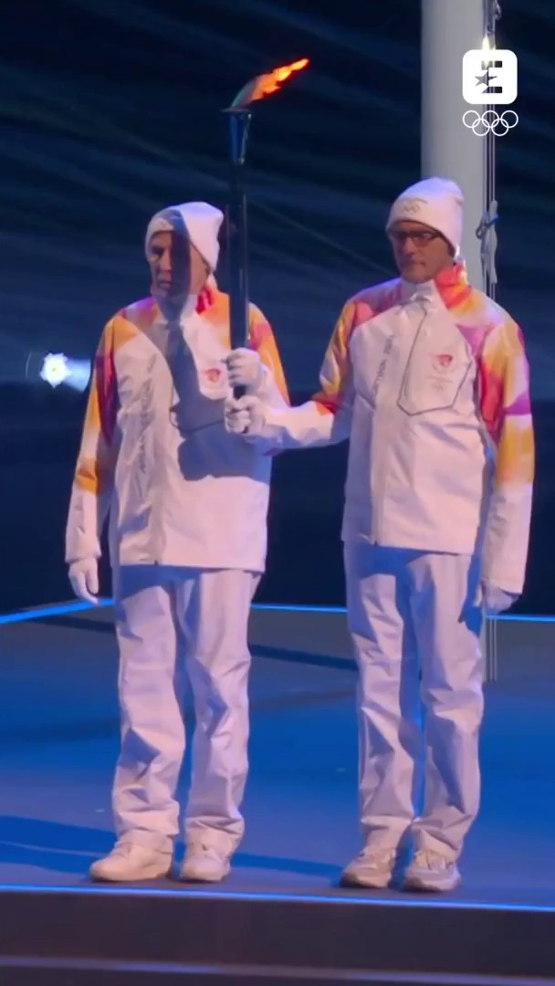 Indimenticabile l’ultima apparizione pubblica di Franco Baresi durante la cerimona di apertura delle Olimpiadi invernali Milano-Cortina 🔥 La leggenda di Milan e Nazionale, insieme all’amico e rivale Beppe Bergomi, aveva portato la fiamma olimpica all’interno dello stadio di San Siro che tante volte era stato teatro delle loro sfide in campo ❤️‍🔥 "Mi ha emozionato entrare nello stadio, portare il fuoco lì dentro: la torcia, cioè i valori immortali dello sport: la pace, il rispetto delle regole e dell’avversario, l’amore, la correttezza” 🎤 #Baresi