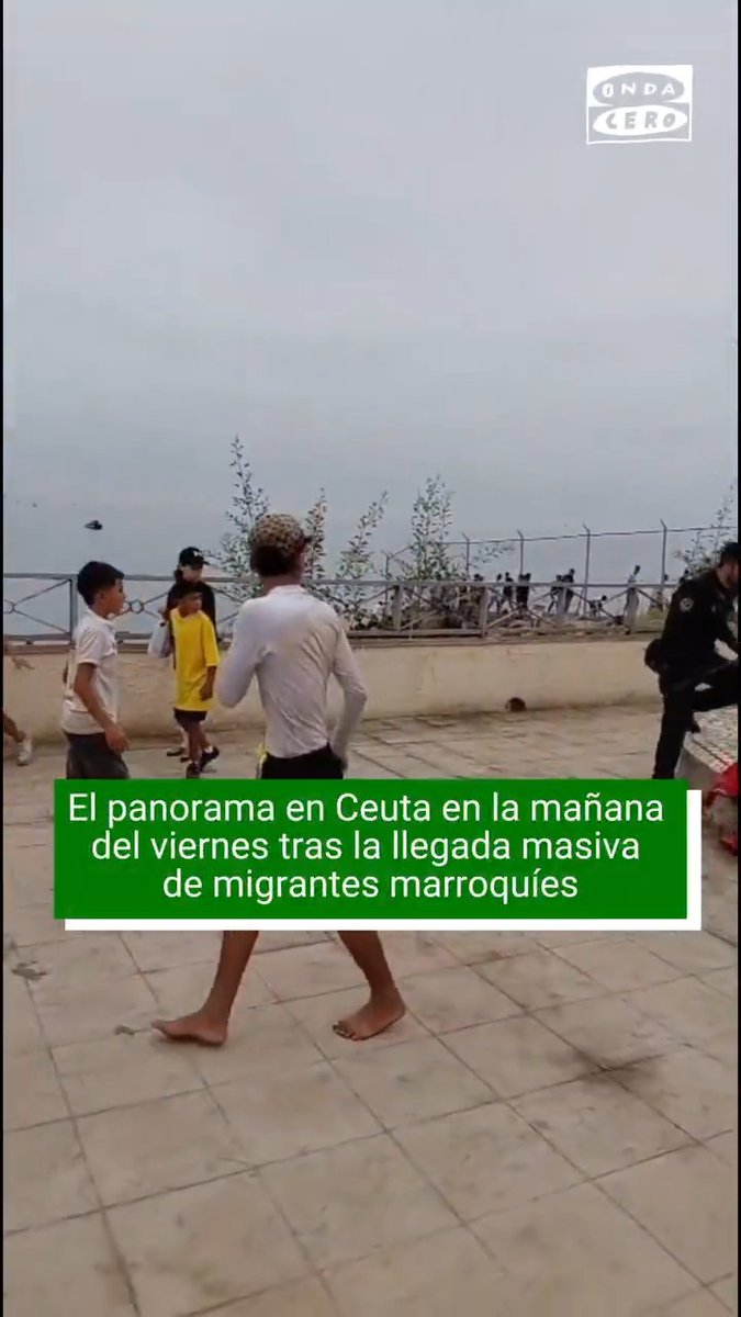 ❗️ El panorama en Ceuta en la mañana del viernes tras la llegada masiva de migrantes desde Marruecos 🚨 El Ejército, presente entre la ida y venida de migrantes ➡️ Sigue las últimas noticias sobre la crisis migratoria en la web y app de Onda Cero