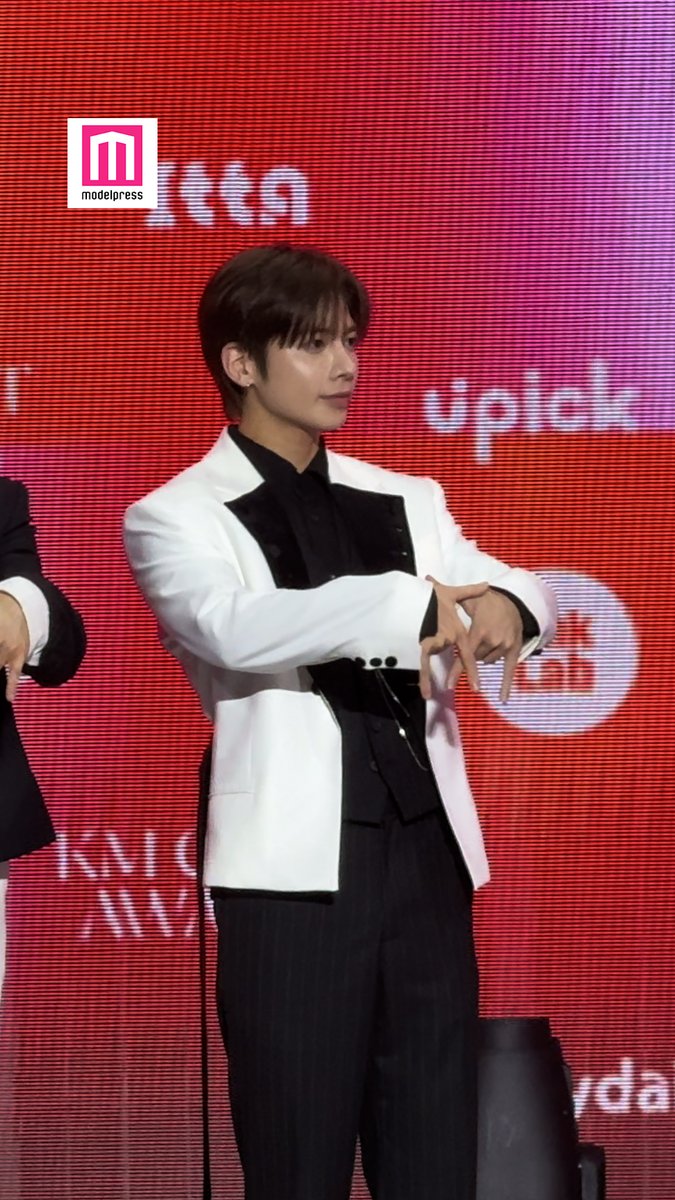 TOMORROW X TOGETHERが「KM CHART AWARDS 2026」のレッドカーペットに登場✨ ABEMAでは8月14日まで全編無料見逃し配信🎬 TXT JAPAN OFFICIAL #KMA2026