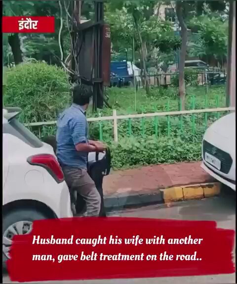 தாலி கட்டிய கணவனை கழட்டி விட்டுவிட்டு கள்ளக்காதனுடன் ஊர் சுற்றிய மனைவியை நடுரோட்டில் பெல்டால் வெளுத்த கணவன்.... (முன்னதாக கள்ளக்காதல் சட்டப்படி குற்றமில்லை என்று உச்சநீதிமன்றம் தீர்ப்பு வழங்கியுள்ளது நினைவிருக்கலாம் ) இந்த தீர்ப்பை யாரை நினைத்து வழங்கினார்கள் என்று தெரியவில்லை...???