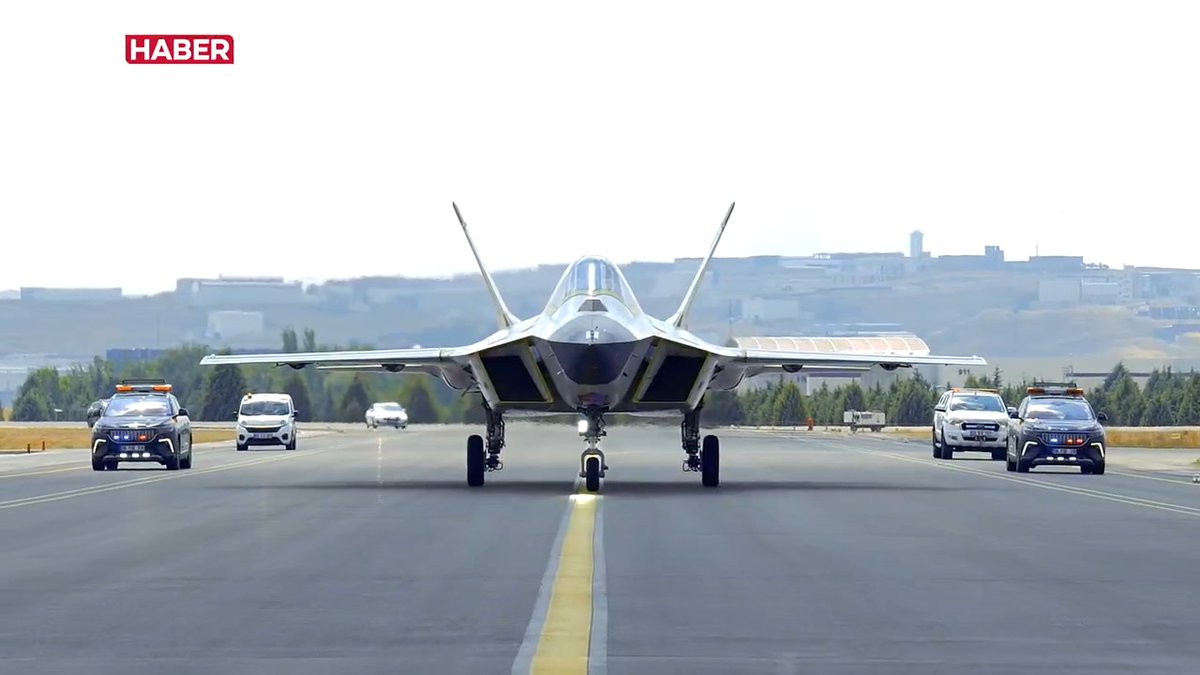 ✈️🇹🇷Türkiye'nin Milli Muharip Uçağı KAAN'ın yeni prototipi, ilk taksi testini başarıyla gerçekleştirdi.