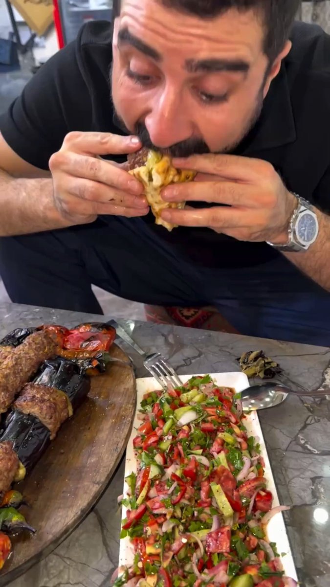 Çaprazcan kebabını denediniz mi? Sizi bu eşsiz bakteri cümbüşüne katılmak üzere Kebabçı Yaşar (evet, Kebabçı), Kilis’e davet ediyoruz.