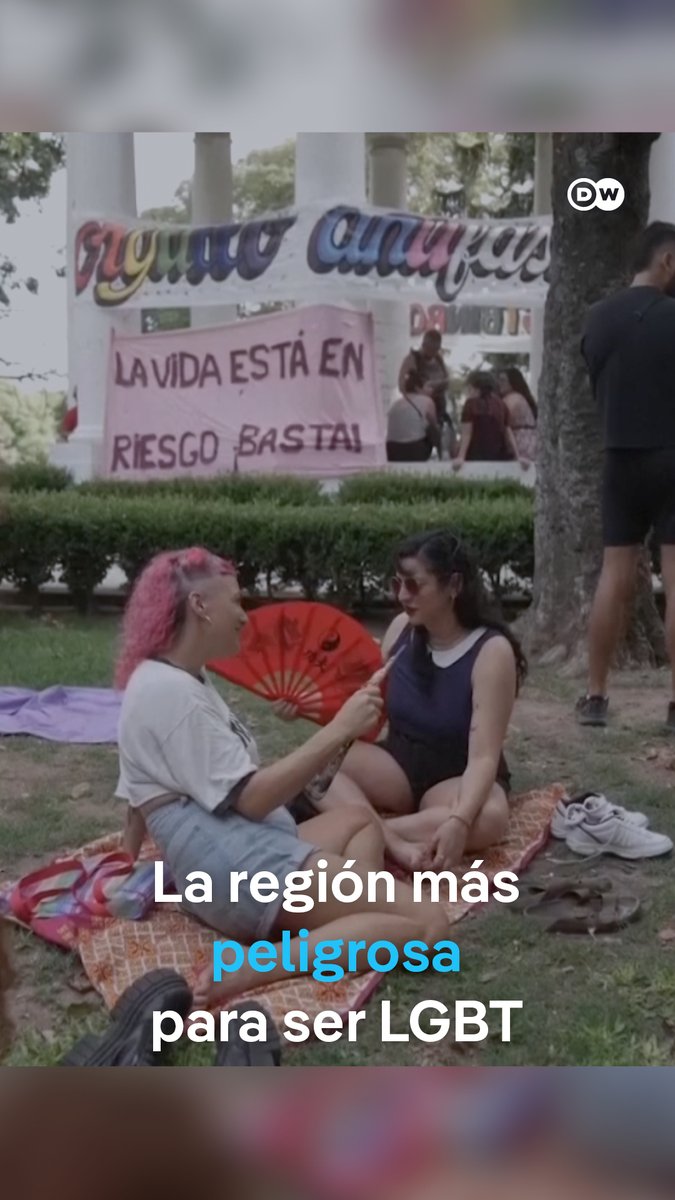 América Latina es la región más peligrosa para las personas LGBT En 2024 una persona de la comunidad fue asesinada cada 24 horas en América Latina y el Caribe, según datos de la Red Sin Violencia LGBTIQ+. La situación es especialmente grave para las personas trans. De acuerdo con el Observatorio de Personas Trans Asesinadas de TGEU, más de la mitad de las víctimas trans registradas en 2025 tenía menos de 31 años. /es