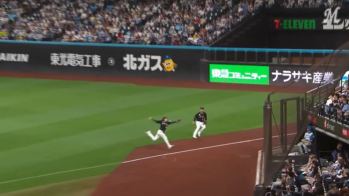 驚異の守備範囲!セカンド #小川龍成 選手がファールフライをスーパーキャッチ! #chibalotte #MarinesBaseball #MarinesBigPlays