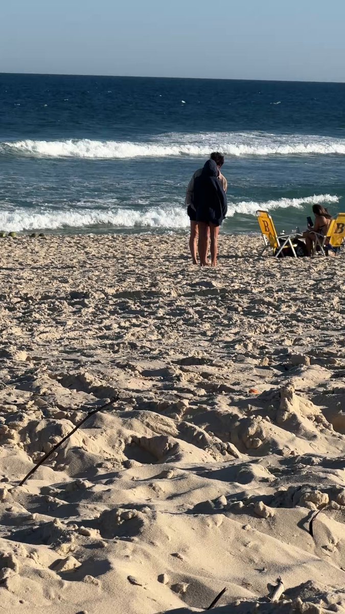 ELES! 🥹 Bruna Marquezine e Shawn Mendes em praia, no Rio de Janeiro, recentemente. 🤍
