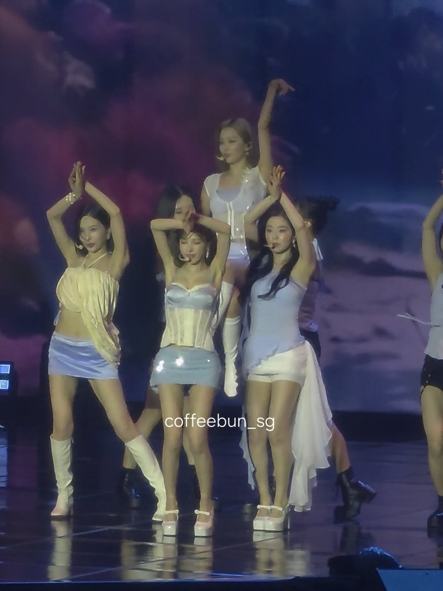 So many amazing center moments for our main dancer 🫶 #ADayInRedandVelvetDay1 #슬기 #SEULGI Red Velvet