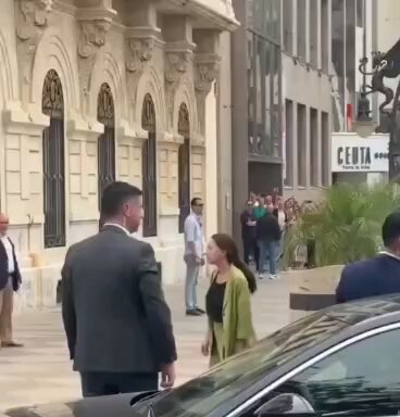 NO PUEDE ACERCARSE A LOS ESPAÑOLES. PERO SI SE PASEA ENTRE LOS INVASORES SERÁ ACLAMADO. HAY QUE ECHARLES A ELLOS Y A ÉL. ES UN TRAIDOR. #Ceuta