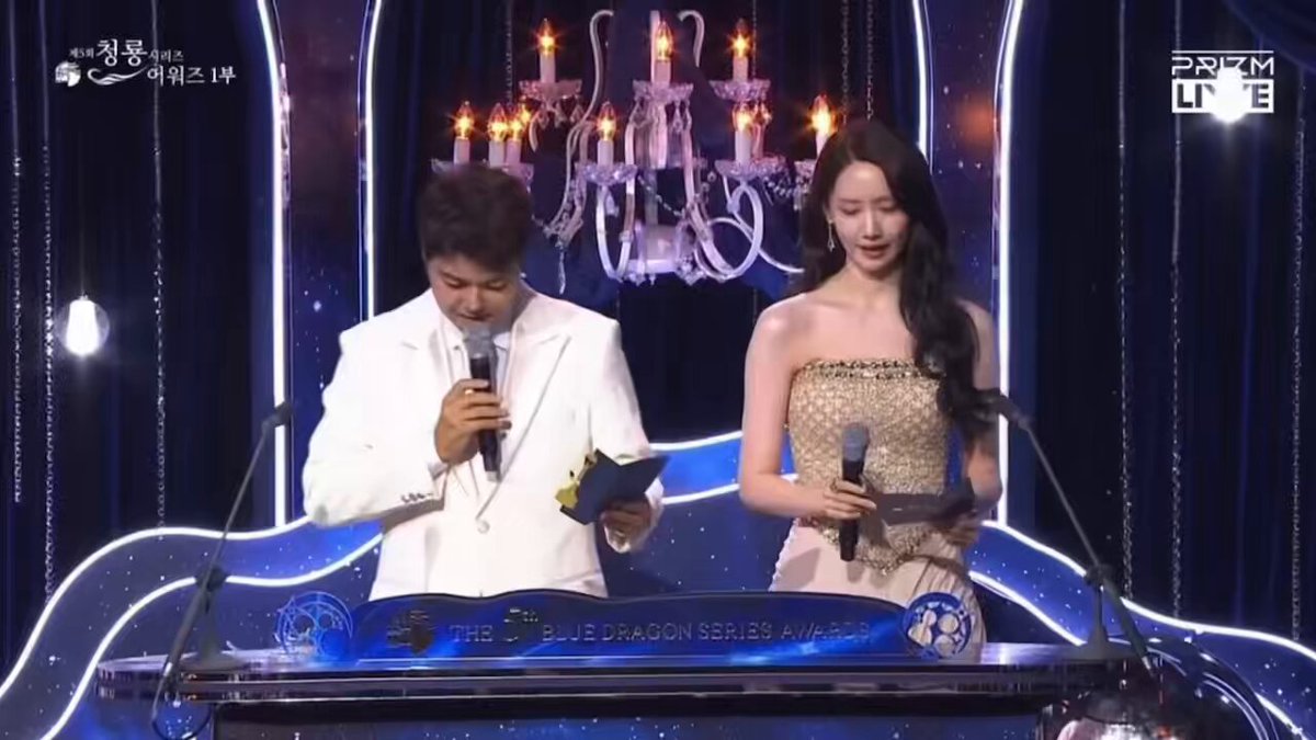 younjung’s shocked face when she won the popularity award after just winning the global icon award. even the mcs laughed and said “again” 😭