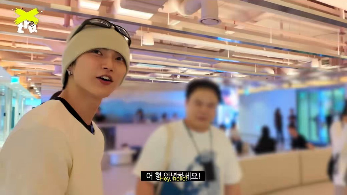 Xiaojun appeared on XngHan vlog when he was handing out rice cakes to celebrate his 1st year anniversary, congratulations 👏✨ #XIAOJUN #샤오쥔 #肖俊