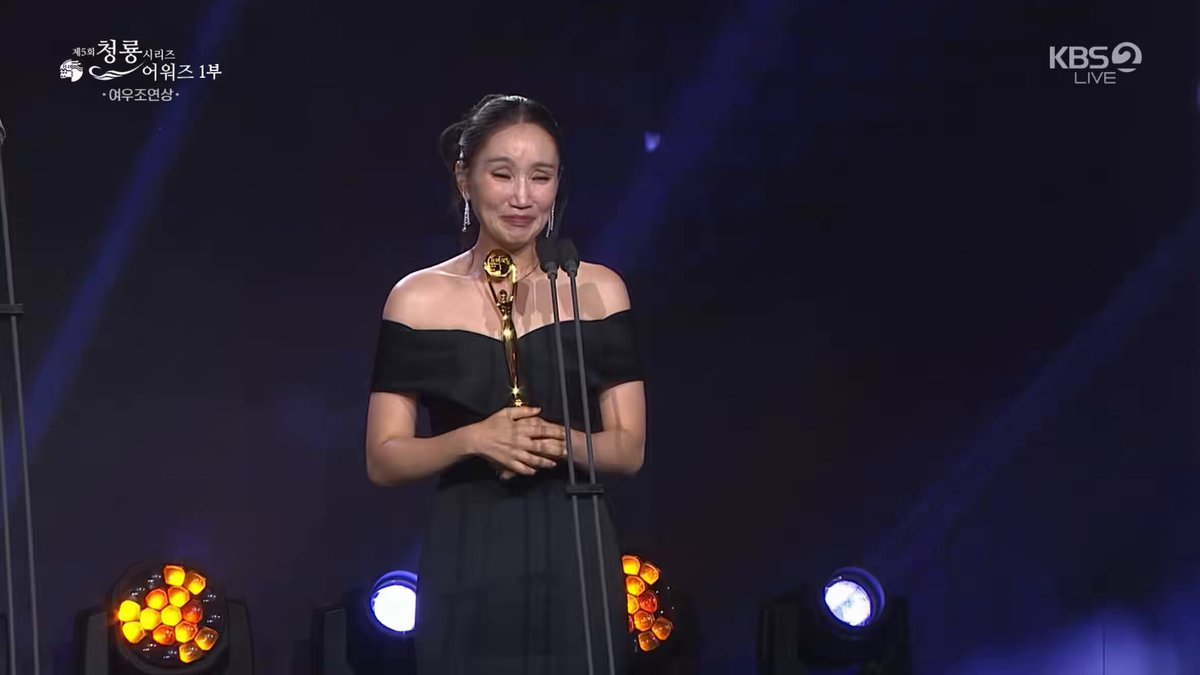 제5회 청룡시리즈어워즈 박보경 수상소감 中 저보다 놀라고 많이 울고 있는 남편 진선규 씨 제가 프로포즈 반지를 잃어버린 이후에 커플템을 진짜 안하거든요 근데 잃어버릴 일 없는 같은 모양의 트로피가 생겼습니다 여보 오늘부터 1일~? <<낭만 치사량 ㅁㅊ고 웬만한 로맨스 드라마보다 더 달달함