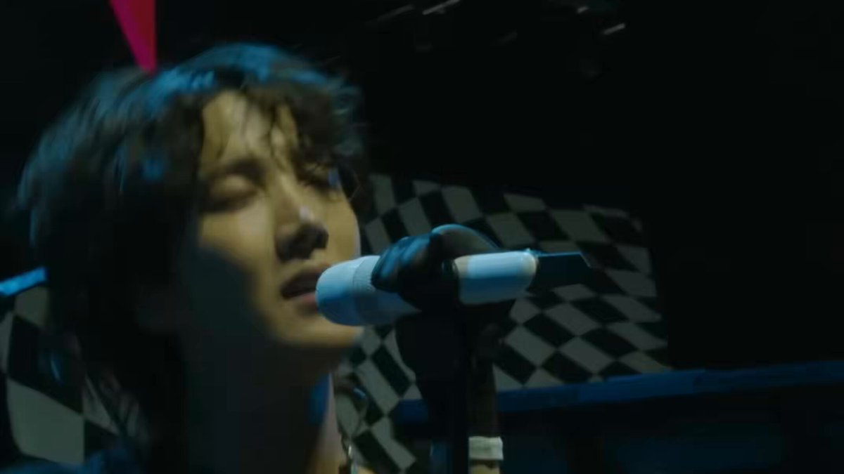 「僕たちは別の言語を使っているけど、僕は僕の音楽に心血を注いでいる。僕の話を聞いてもらいたい。」 このメントに続いた =(Equal Sign) 人の上に人はなく、人の下に人もいない。 年齢を越えて、性別を越えて、国境を越えて。違いを理由に分けるのではなく、すべての人が尊重されるべきだと歌うこの曲。 歌うホソクの後ろには、 「All Our Bodies Deserve Respect」 （私たちの体は尊重されるべき） 「Why’s It a Crime to Be Different?」 （なぜ違うことが罪なのか？） と大きく映し出されていた。 ロラパルでホソクは自分の音楽と言葉で世界に向き合った。 いつかすべてが意味を持つようになる だから僕は歌う この世界の愛のために 一緒にいこう Equality is you and me （平等とは、あなたと僕） 4年前、ホソクが歌った平等という愛の形を、わたしたちは今も大切にしながら共に歩んでいるよ。 CONGRATULATIONS J-HOPE #제이홉_롤라팔루자시카고_4주년축하해 #호비팔루자_무대는계속될거야 #4YearsOfLollaPaloozaChicago #HOBIPALOOZA_WeWantMore #jhope #제이홉