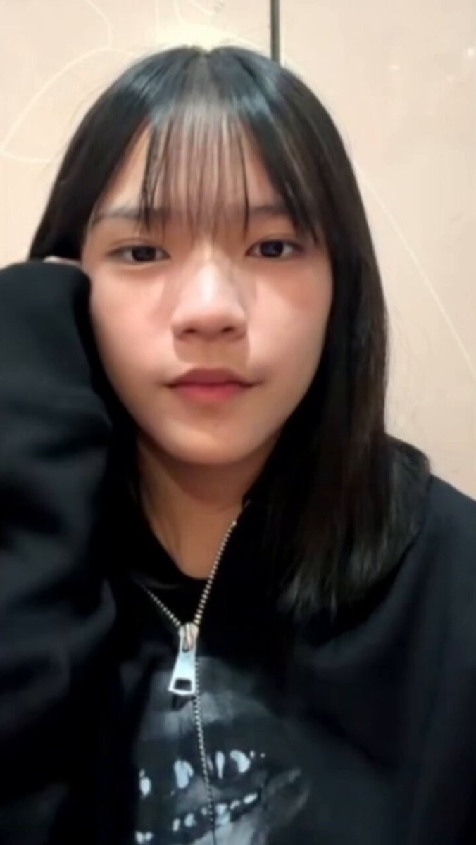 Wkwkwkwkwk salting dibilang mirip Freya 😭😭😭 Sebenernya temen sekolah Bella tuh pada tau kalo dia masuk jeketi, cuman mereka diem aja, takut Bella risih katanya (padahal Bella fine-fine aja). Keren deh temen-temennya pada pengertian 🥹🥹 #BellaJKT48 #Bellive