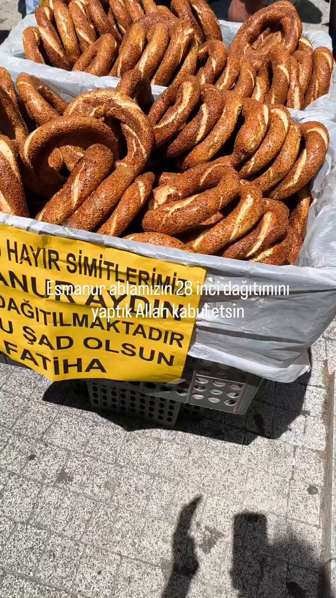 Hayrına simit dağıtan bir kişi, “Dağıtıma başlıyoruz” demesinin ardından simitlerin saniyeler içinde tükendiği anları paylaştı: 🔹 “Birer tane alalım, herkese yetsin.” 🔹 “Birer tane, birer tane lütfen.” 🔹 “Hacı, ne yapıyorsun? Ayıp denilen bir şey var.”