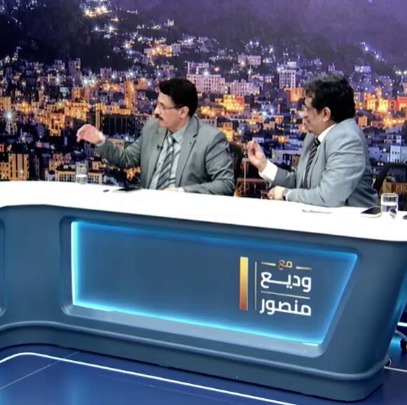 بعد متابعتي لمقابلة وحديث الزميل أنور الأشول، أدركت مدى صوابية الرفض الجنوبي للقتال في شمال اليمن. الأشول، بكتلة من الأحقاد القديمة والجديدة، يريد من الجنوبيين أن يحرروا له صنعاء، وفي الوقت نفسه يتوعدهم بالقتال دفاعا عما يسميه "الوحدة اليمنية". في هذه الجزئية من الحديث، يتحدث أنور الأشول عن عملية عسكرية نفذها الطيران الشرعي ضد الحوثيين.. توقفت عن هذه المعلومة لأسباب كثيرة، أولها عدم الاقتناع بوجود طائرات حربية، بما في ذلك مزاعم ان السعوديين منحوا مؤقتاً طائرات. الحقيقة الأولى: لا توجد اي عملية عسكرية في قعطبة على الأطلاق، ولم يتم استهداف اي اجتماع للحوثيين. والحقيقة الثانية: ان السعودية تريد الهروب من أي التزامات مستقبلية لها حيال الهجمات الصاروخية التي أوقعت ضحايا من المدنيين وأخرها جرائم الحرب في حضرموت والمهرة والضالع. والحقيقة الثالثة: لا يمكن القبول بأي مشروع سياسي، طالما وأنور الأشول يرفض الاعتراف بمشروع المناصفة في داخل حكومة هزيلة مصادر قرارها في الرياض، بما بالك باي تفاهمات مستقبلية. والحقيقة الرابعة: ان جماعة عبدالملك هي بالفعل جزء من النسيج الاجتماعي اليمني، وإلا كيف لهذه الجماعة ان تسيطر على كل شمال اليمن بما في ذلك مأرب التي يديرها الشقيقان "عيال عبود الشريف"، واحد في مأرب رئيس جماعة الإخوان والثاني مقيم في صنعاء مشرف مأرب لدى جماعة عبدالملك. #صالح_أبوعوذل