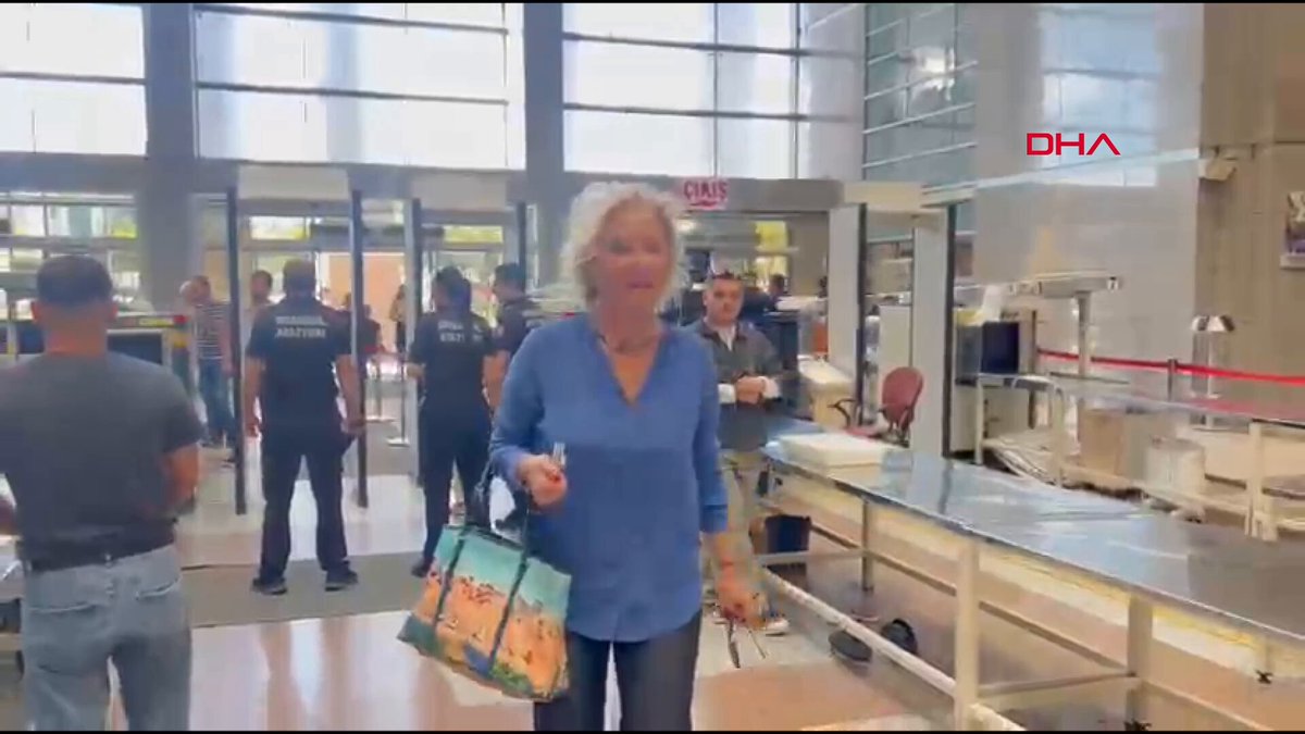 AHBAP soruşturması kapsamında ifade vermek üzere adliyeye gelen Berna Laçin: 💬 "Hiçbir alakam yok, merakla takip ediyorum, ben de bilmek istiyorum" 💬 "Devlet erkanı ne diyecek merak ediyorum. En iyi vatandaş ödülünü aldı biliyorsunuz AHBAP"