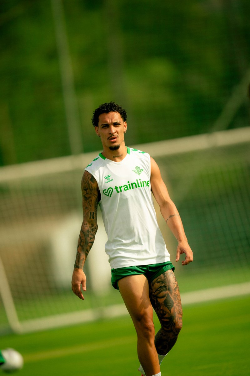 "Tenemos que tener un poco de calma, pero ya falta poco para poder estar jugando con mis compañeros." Antony, en Betis TV. ➡
