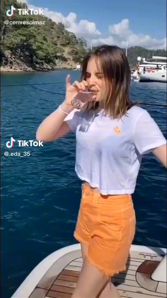 Cemre solmazın şöyle cringe tiktoklar çeke çeke bu lüks ve şaşalı hayata sahip olmasını hazmedemiyorum canım yanıyor