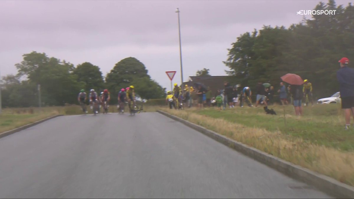 😨 Lo dicho: Dinamarca no da respiro y Wout van Aert se lleva otro susto tras la caída de uno de sus compañeros de Visma #pndkr26 | #LaCasadelCiclismo