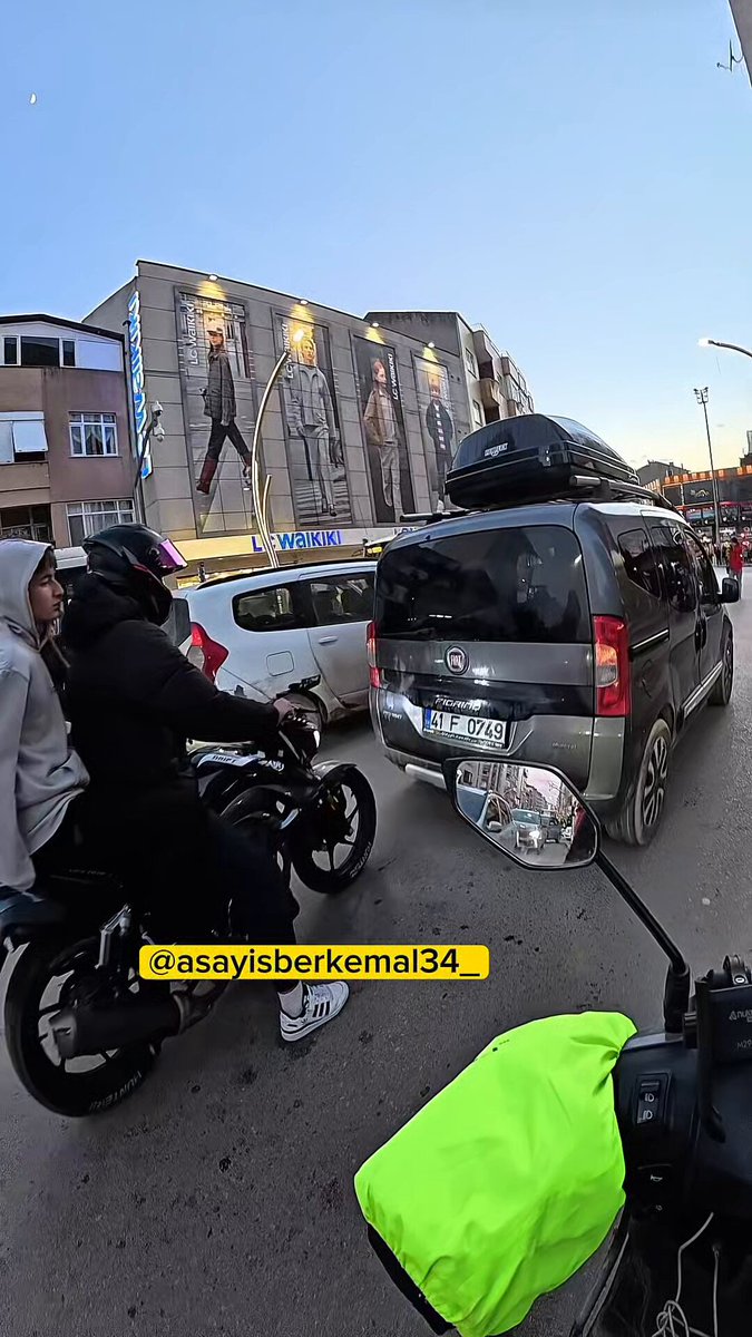 Trafikte seyir halindeki motosiklet ve araba ortalığı birbirine kattı sizce kim haklı?