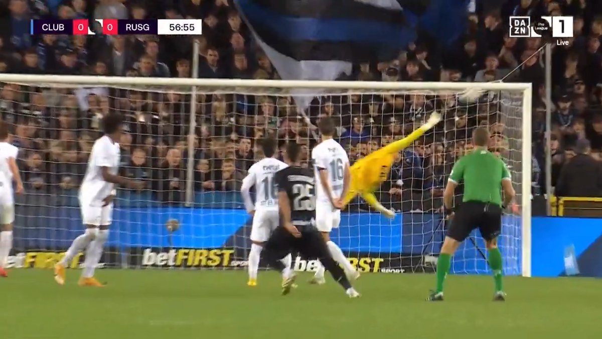 🇳🇱🧤 This is Ipswich Town's new goalkeeper for the Premier League: Kjell Scherpen! ✅ Here he is, saving a shot which was recorded at 157 km/h! He's one of the TALLEST players in football, Scherpen is 2.06 m (6 ft 9 in). 😳