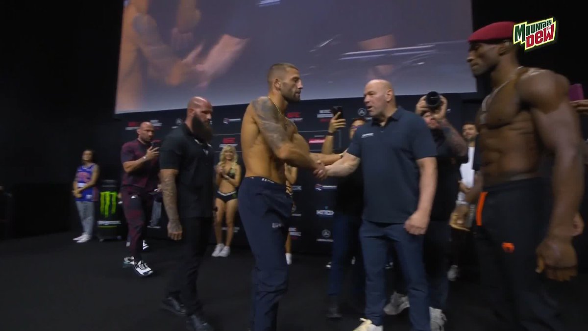 Essa luta PROMETE! 🔥 @ObanElliottUFC enfrenta o estreante brasileiro Michael 'PQD' Oliveira no #UFCBelgrado amanhã! 💪 [ Apresentado por Stake.com | Sábado (1) | Ao vivo a partir das 10h SOMENTE no @ParamountPlusBR ] ⁣